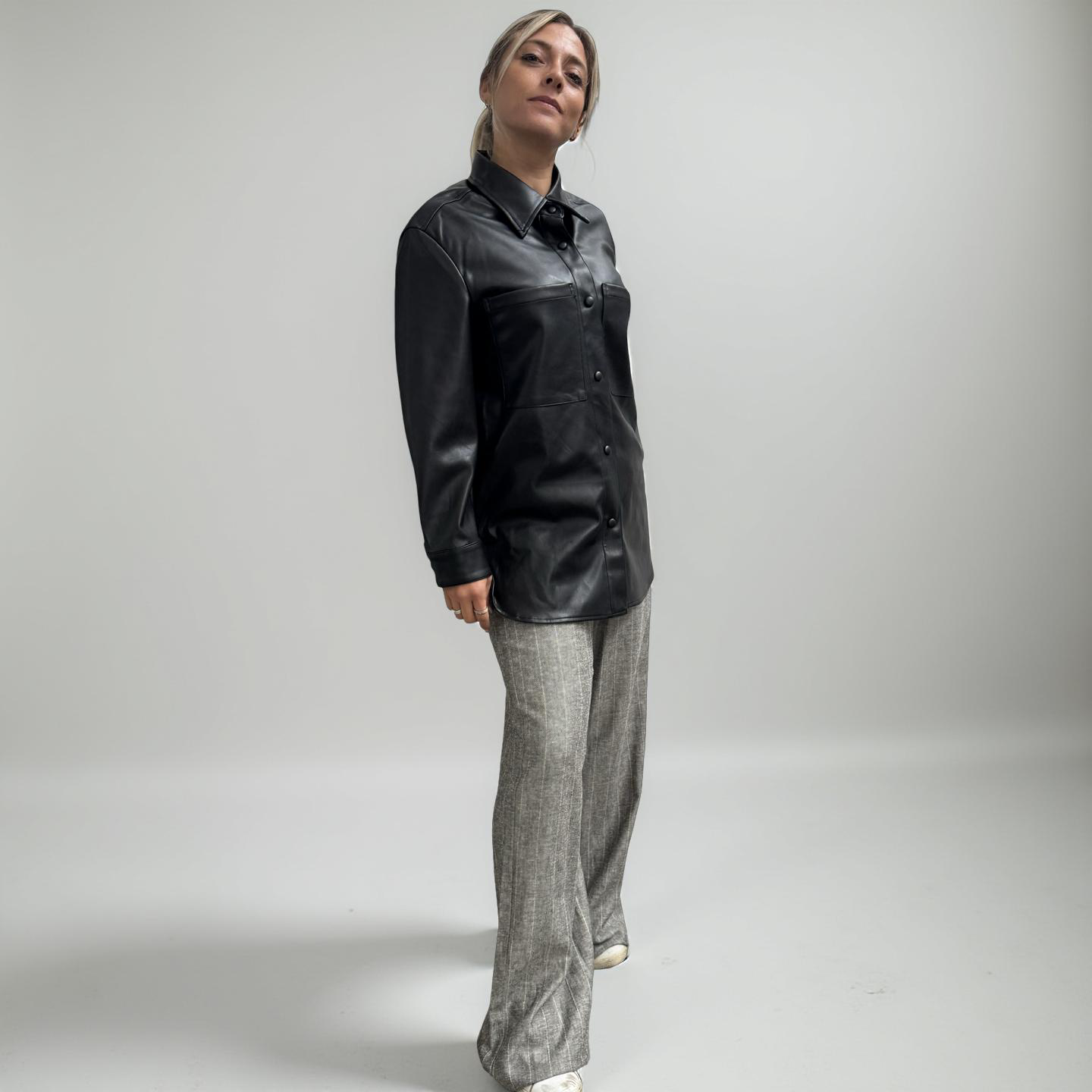 Camicia Over in Ecopelle – Grinta & Stile Senza Sforzo